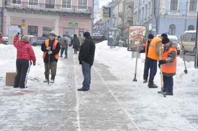 Сніг у центрі Чернівців прибирають до приїзду міністрів?