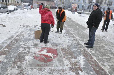 Сніг у центрі Чернівців прибирають до приїзду міністрів?