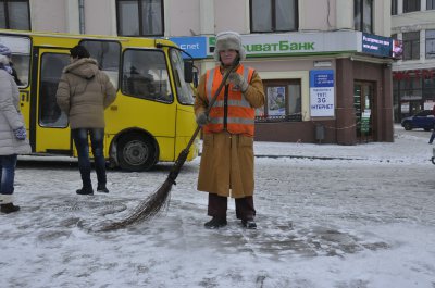Сніг у центрі Чернівців прибирають до приїзду міністрів?