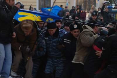 На "Свободу" в Чернівцях кинули "Беркут", щоби ті не зіпсували настрій  Лаврову