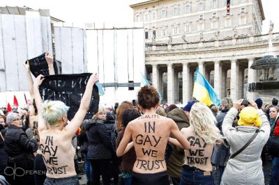 Активістки "FEMEN" намагалися засмутити Папу Римського