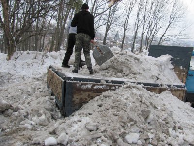 Парк Шиллера у Чернівцях завалили снігом