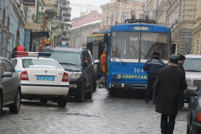 У Чернівцях біля мерії джипи заблокували рух тролейбусів