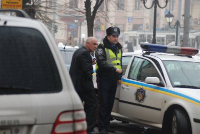 У Чернівцях біля мерії джипи заблокували рух тролейбусів