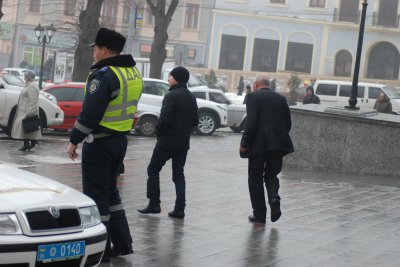 У Чернівцях біля мерії джипи заблокували рух тролейбусів