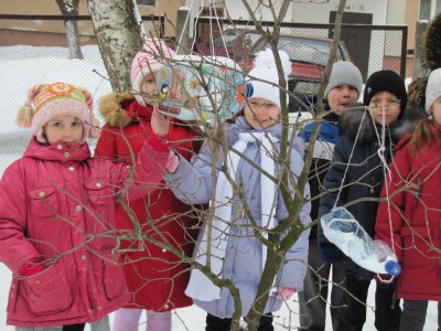 Чернівецькі школярі підгодовують птахів