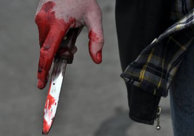 У Чернівцях на вулиці жінку порізали ножем