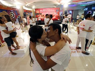 У Бангкоку встановили новий світовий рекорд із найтривалішого поцілунку