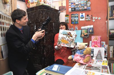 Чернівецькі журналісти заступилися за "Букініст" фотосесією в книгарні