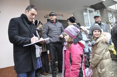 Новоспечений депутат у Чернівцях прочистив каналізацію і роздавав дітям автографи