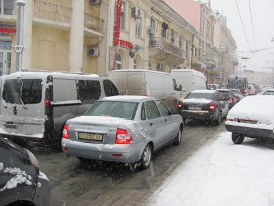 У Чернівцях через сніг затори на всіх вулицях