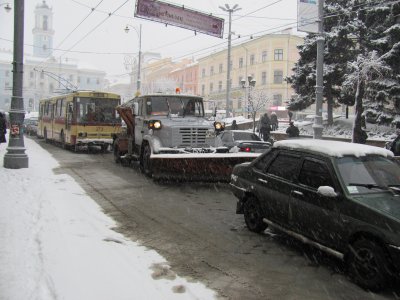 У Чернівцях через сніг затори на всіх вулицях