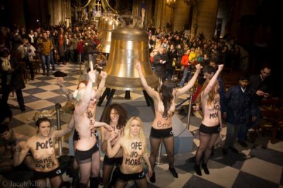 Нотр-Дам-де-Парі подасть до суду на Femen