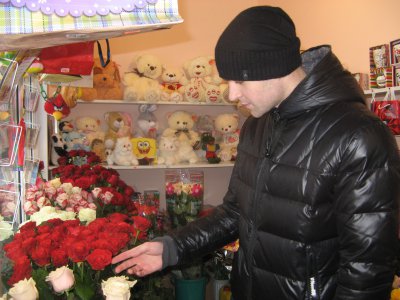 На День Валентина у Чернівцях чоловіки купують квіти, а жінки - валентинки