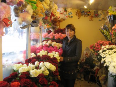 На День Валентина у Чернівцях чоловіки купують квіти, а жінки - валентинки