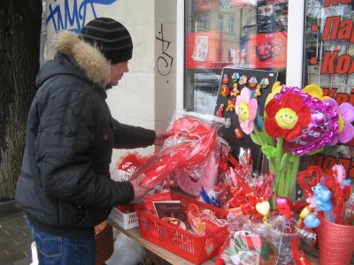 На День Валентина у Чернівцях чоловіки купують квіти, а жінки - валентинки