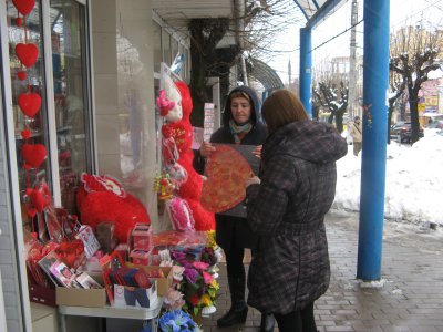 На День Валентина у Чернівцях чоловіки купують квіти, а жінки - валентинки