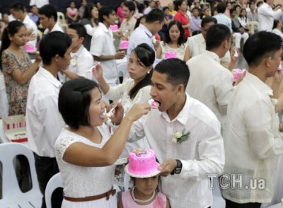 У Камбоджі влаштували масове весілля, а у Токіо привітали морських мешканців