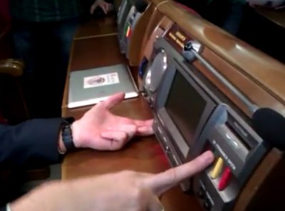 Яценюк презентував сенсорну кнопку, а регіонали провели майстер-клас з кнопкодавства (відео)