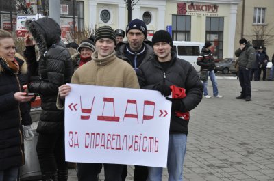 У центрі Чернівців молодь висловила протест "кнопкодавцям"