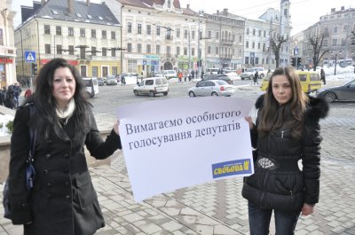 У центрі Чернівців молодь висловила протест "кнопкодавцям"