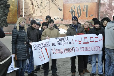 У центрі Чернівців молодь висловила протест "кнопкодавцям"