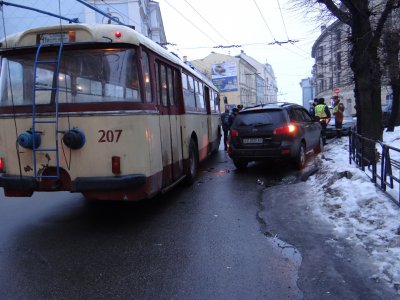 У вихідні в Чернівцях тролейбуси й маршрутки врізались в іномарки