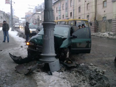 У вихідні в Чернівцях тролейбуси й маршрутки врізались в іномарки