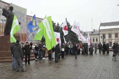 Опозиція у Чернівцях закликала українців зняти кайдани