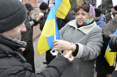 Опозиція у Чернівцях закликала українців зняти кайдани