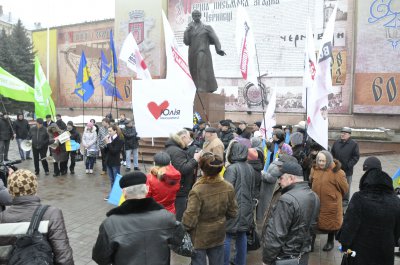 Опозиція у Чернівцях закликала українців зняти кайдани