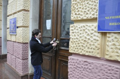 Опозиція у Чернівцях закликала українців зняти кайдани