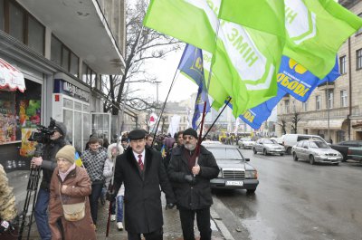 Опозиція у Чернівцях закликала українців зняти кайдани