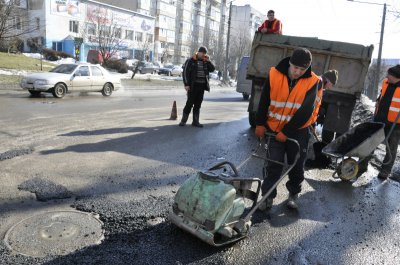 У Чернівцях почали ремонтувати дороги холодним асфальтом