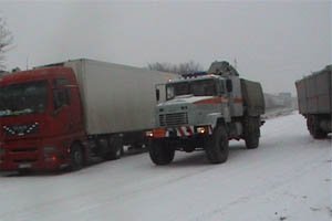 Під Чернівцями в снігу застрягли вантажівки і мікроавтобуси