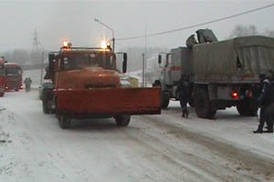 Під Чернівцями в снігу застрягли вантажівки і мікроавтобуси