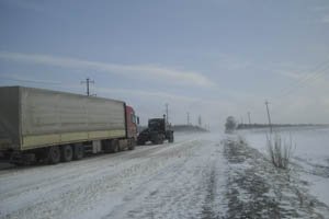 На Буковині до снігових пасток потрапили автобуси, фури та швидка