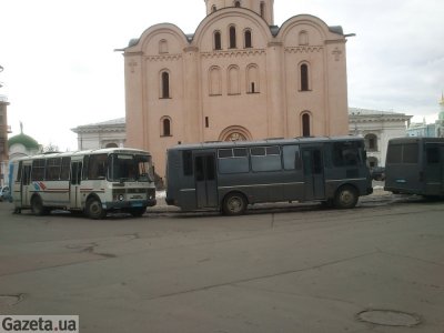 До Гостинного двору пригнали дев'ять автобусів з "беркутівцями" та три автозаки