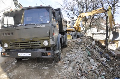 Аварійний будинок у центрі Чернівців нарешті розбирають