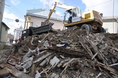 Аварійний будинок у центрі Чернівців нарешті розбирають