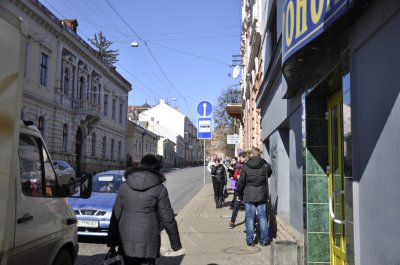 Біля університету змінили місця зупинок