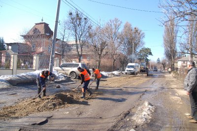 Ями на Чапаєва засипають гравієм