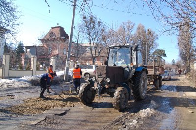 Ями на Чапаєва засипають гравієм