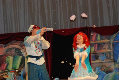Шоу гігантських мильних бульбашок демонстрували дітлахам у Чернівцях