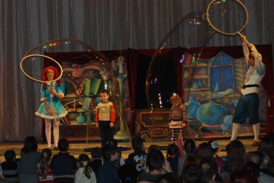 Шоу гігантських мильних бульбашок демонстрували дітлахам у Чернівцях