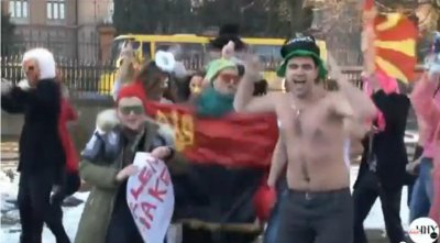 У Чернівцях напівроздягнені студенти на вулиці станцювали Harlem Shake