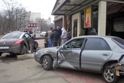 В Одесі 16-річний хлопець збив двох пішоходів та розтрощив три авто