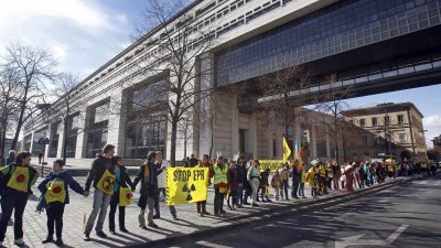 У Парижі протестувальники проти атомної енергетики й озброєння утворили 40-кілометровий ланцюг