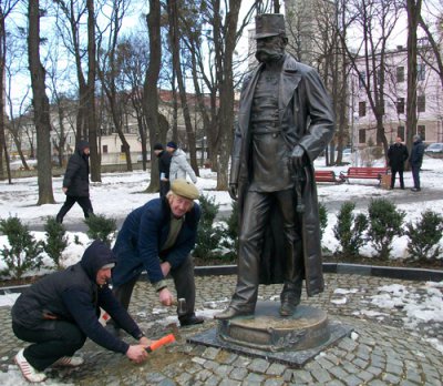 Двоє чернівчан взялися доглядати пам’ятник Францу-Йосипу