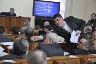 Нардеп-опозиціонер вручив три повістки до суду депутатам-"регіоналам" Чернівецької облради